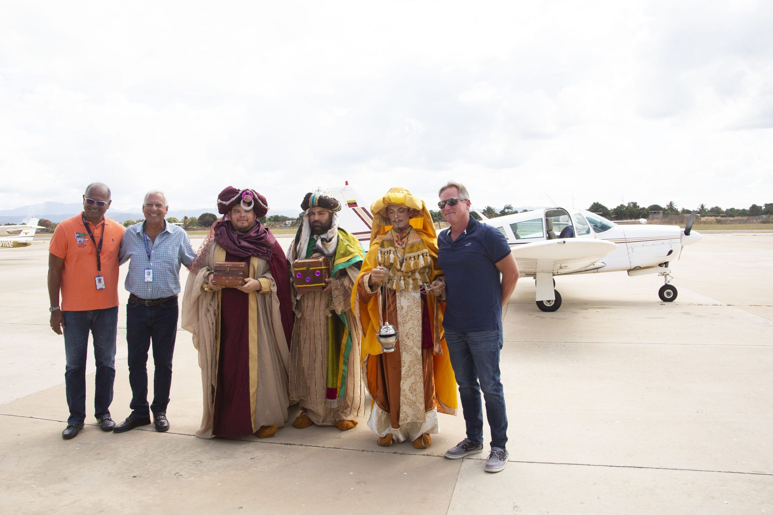 Reyes Magos aterrizan en el Aeroclub Valencia por segundo año consecutivo- imágenes Juan Carlos Hernández