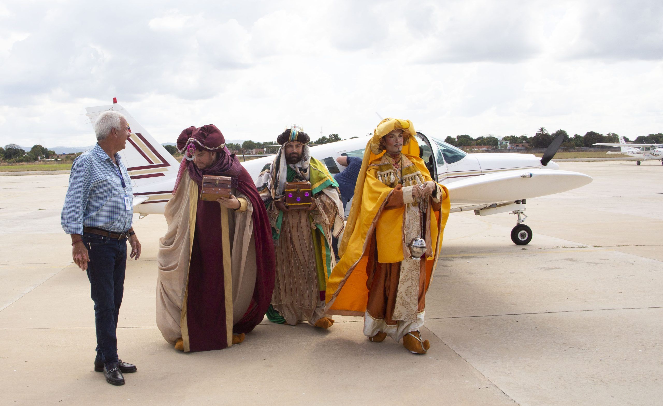 Reyes Magos aterrizan en el Aeroclub Valencia por segundo año consecutivo- imágenes Juan Carlos Hernández