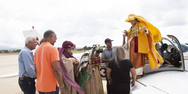 Reyes Magos aterrizan en el Aeroclub Valencia por segundo año consecutivo- imágenes Juan Carlos Hernández