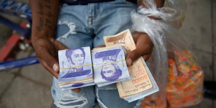 Salarios de miseria han destruído el presupuesto familiar, y agotado las esperanzas de vida de millones de venezolanos, ocasionando la migración más alta en la historia de Venezuela en todos los tiempos.