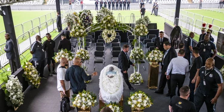 Brasileños desfilan frente ataúd de Pelé en estadio de Santos
