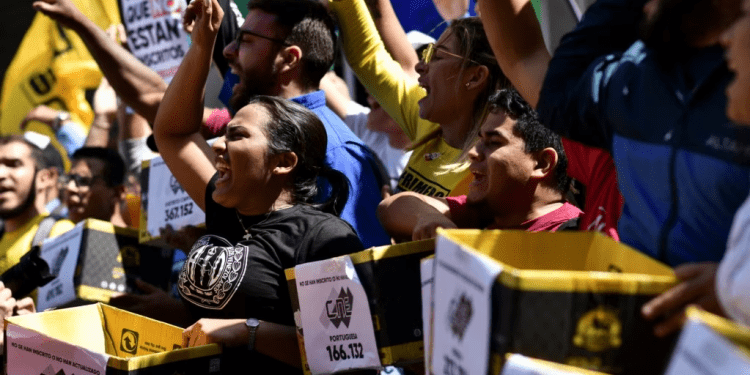 Estudiantes de la oposición de Venezuela participan en una manifestación para exigir sus derechos políticos ante el Consejo Nacional Electoral durante el día internacional de la Juventud, en Caracas, Venezuela, 12 de febrero de 2023.
