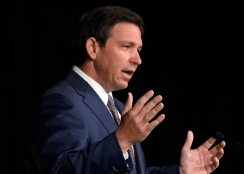 El gobernador de Florida, Ron DeSantis, habla mientras anuncia una propuesta para la Declaración de Derechos Digitales, el miércoles 15 de febrero de 2023, en la Universidad de Palm Beach Atlantic, en West Palm Beach, Florida (Photo/Wilfredo Lee)