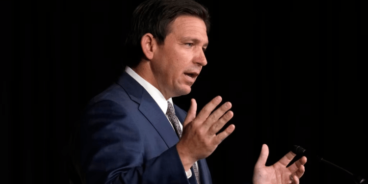 El gobernador de Florida, Ron DeSantis, habla mientras anuncia una propuesta para la Declaración de Derechos Digitales, el miércoles 15 de febrero de 2023, en la Universidad de Palm Beach Atlantic, en West Palm Beach, Florida (Photo/Wilfredo Lee)
