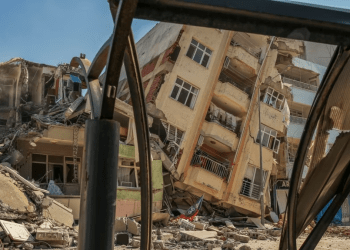 ARCHIVO - Un edificio destruido se apoya en una casa vecina tras el terremoto en Samandag, en el sur de Turquía, el 22 de febrero de 2023.