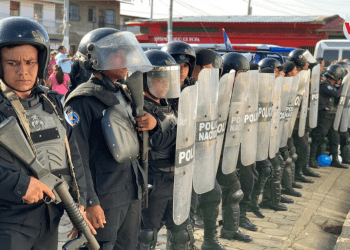 ARCHIVO: Policías custodian el exterior de una iglesia en Masaya, Nicaragua, donde tuvo lugar una manifestación antigubernamental, el 20 de abril de 2021.