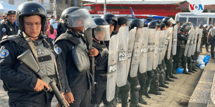 ARCHIVO: Policías custodian el exterior de una iglesia en Masaya, Nicaragua, donde tuvo lugar una manifestación antigubernamental, el 20 de abril de 2021.