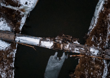 Esta fotografía aérea muestra un puente destruido en el pueblo de Bohorodychne, región de Donetsk, el 21 de febrero de 2023, en medio de la invasión rusa a Ucrania.
