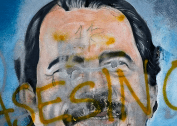 ARCHIVO - Un mural del presidente de Nicaragua, Daniel Ortega, con inscripciones en su contra como parte de las protestas contra su gobierno y que piden su renuncia en Managua, Nicaragua, en mayo de 2018.