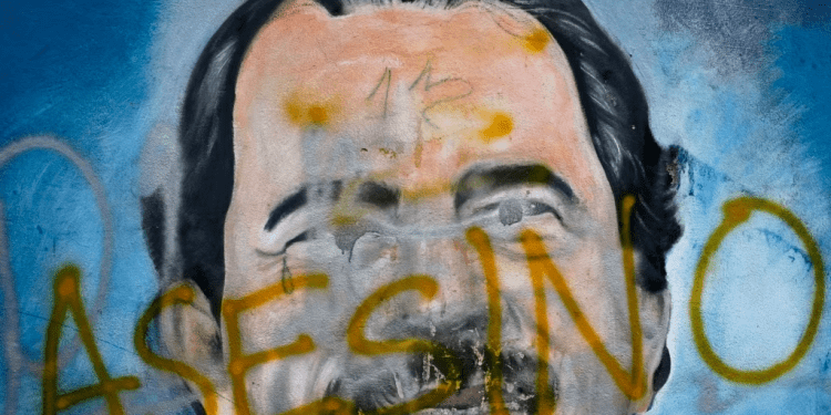 ARCHIVO - Un mural del presidente de Nicaragua, Daniel Ortega, con inscripciones en su contra como parte de las protestas contra su gobierno y que piden su renuncia en Managua, Nicaragua, en mayo de 2018.