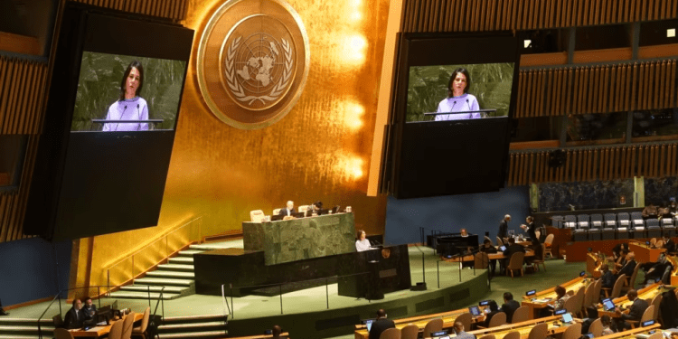 La ministra de Relaciones Exteriores de Alemania Annalena Baerbock, se dirige a la Asamblea General de Naciones Unidas, el 23 de febrero de 2023, en las instalaciones de la ONU.