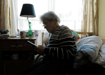 La refugiada ucraniana Tamila Melnichenko, de 82 años, de Kiev, lee un libro en su habitación en la casa de retiro Armada en Glogoczow, Polonia, el 10 de febrero de 2023.
