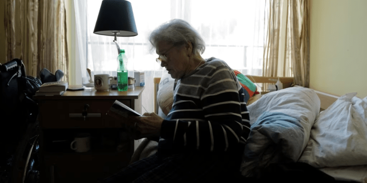 La refugiada ucraniana Tamila Melnichenko, de 82 años, de Kiev, lee un libro en su habitación en la casa de retiro Armada en Glogoczow, Polonia, el 10 de febrero de 2023.