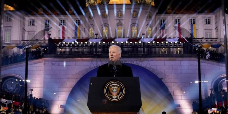 El presidente de EEUU, Joe Biden, ofrece un discurso para marcar primer año de la invasión de Rusia a Ucrania, en Varsovia, Polonia, el 21 de febrero de 2023.