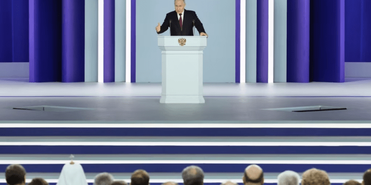El presidente ruso, Vladimir Putin, pronuncia su discurso anual sobre el estado de la nación ante la Asamblea Federal en Moscú, Rusia, el 21 de febrero de 2023.