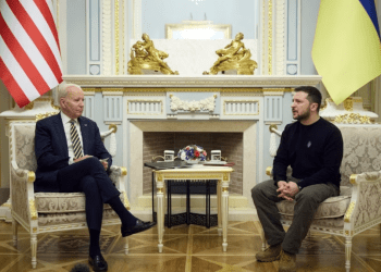 El presidente de Ucrania, Volodymyr Zelenskyy, y el presidente de Estados Unidos, Joe Biden, asisten a una reunión, en medio del ataque de Rusia a Ucrania, en Kiev, Ucrania, el 20 de febrero de 2023.
