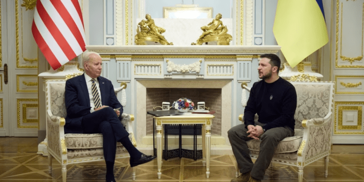 El presidente de Ucrania, Volodymyr Zelenskyy, y el presidente de Estados Unidos, Joe Biden, asisten a una reunión, en medio del ataque de Rusia a Ucrania, en Kiev, Ucrania, el 20 de febrero de 2023.