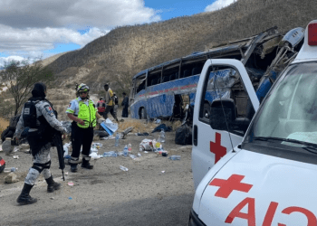 Paramédicos de la Cruz Roja en Puebla, México, en la escena de un accidente de un autobús que transportaba migrantes de Venezuela, Colombia y Centroamérica el 19 de febrero de 2023. Foto de la Cruz Roja de Puebla distribuida por Reuters.