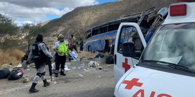 Paramédicos de la Cruz Roja en Puebla, México, en la escena de un accidente de un autobús que transportaba migrantes de Venezuela, Colombia y Centroamérica el 19 de febrero de 2023. Foto de la Cruz Roja de Puebla distribuida por Reuters.
