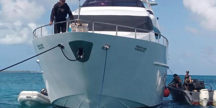 Los Roques: Rescatados por la FANB, 8 tripulantes en embarcación varada