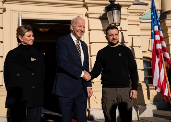 El presidente de EEUU, Joe Biden, posa junto al presidente ucraniano Volodymyr Zelenskyy y su esposa Olena Zelenska en el Palacio Mariynskiy, durante una visita no anunciada a Kiev el 20 de febrero. La visita ocurre a pocos días del primer aniversario de la invasión rusa a Ucrania.