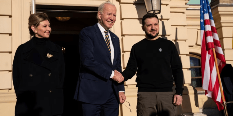 El presidente de EEUU, Joe Biden, posa junto al presidente ucraniano Volodymyr Zelenskyy y su esposa Olena Zelenska en el Palacio Mariynskiy, durante una visita no anunciada a Kiev el 20 de febrero. La visita ocurre a pocos días del primer aniversario de la invasión rusa a Ucrania.