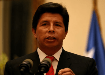 El presidente de Perú, Pedro Castillo, ofrece una declaración a los medios junto al presidente de Chile, Gabriel Boric, en el palacio de gobierno de La Moneda, en Santiago de Chile, 29 de noviembre de 2022.