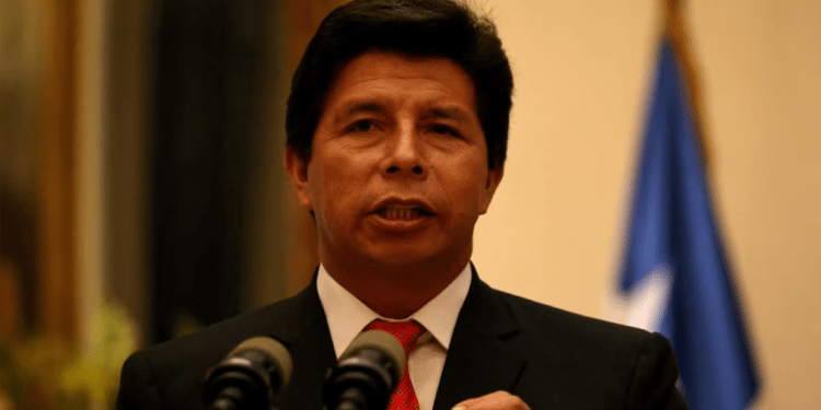 El presidente de Perú, Pedro Castillo, ofrece una declaración a los medios junto al presidente de Chile, Gabriel Boric, en el palacio de gobierno de La Moneda, en Santiago de Chile, 29 de noviembre de 2022.