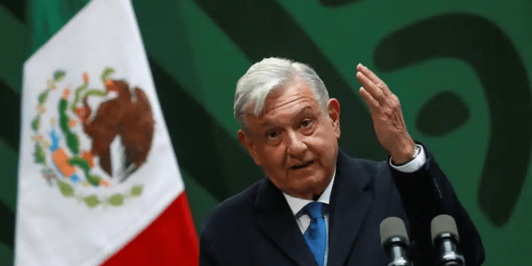 El presidente de México, Andrés Manuel López Obrador, habla durante una conferencia de prensa en el Antiguo Palacio del Ayuntamiento, en la Ciudad de México, el 20 de enero de 2023.