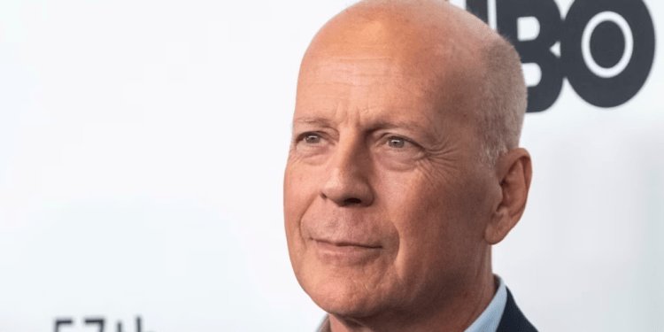 ARCHVO - Bruce Willis en una premiere en Nueva York el 11 de octubre de 2019. La familia del actor de 67 años dijo en un comunicado que tiene un diagnóstico de demencia frontotemporal. (Foto Charles Sykes/Invision/AP, archivo