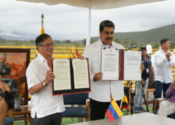 Presidentes de Colombia, Gustavo Petro, y de Venezuela, Nicolás Maduro, durante la firma del acuerdo parcial de naturaleza comercial. [Foto: Presidencia de Colombia]