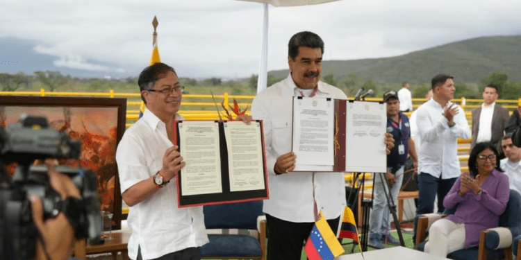 Presidentes de Colombia, Gustavo Petro, y de Venezuela, Nicolás Maduro, durante la firma del acuerdo parcial de naturaleza comercial. [Foto: Presidencia de Colombia]