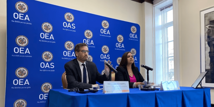 Hector Schamis, asesor del secretario general de la OEA y Tamara Suju, directora ejecutiva del Instituto CASLA, presentan informe sobre crímenes de lesa humanidad ocurridos en las cárceles de Venezuela. 15 de febrero de 2023.