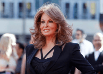 ARCHIVO - La actriz Raquel Welch durante un evento con motivo del final de la 9ª temporada de 'American Idol' en Los Ángeles, EEUU, en mayo de 2010.