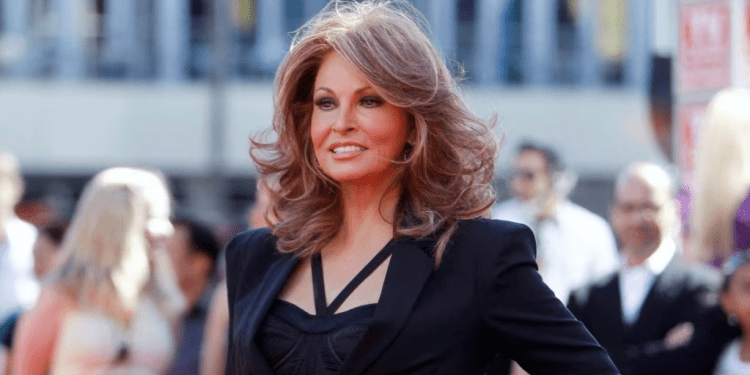 ARCHIVO - La actriz Raquel Welch durante un evento con motivo del final de la 9ª temporada de 'American Idol' en Los Ángeles, EEUU, en mayo de 2010.