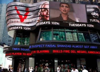 ARCHIVO - Visitantes a Times Square en Nueva York pasan bajo el teletipo de noticias de ABC que anuncia el arresto del presunto atacante de Times Square el martes 4 de mayo de 2010 en Times Square de Nueva York. (Foto AP/Mary Altaffer)