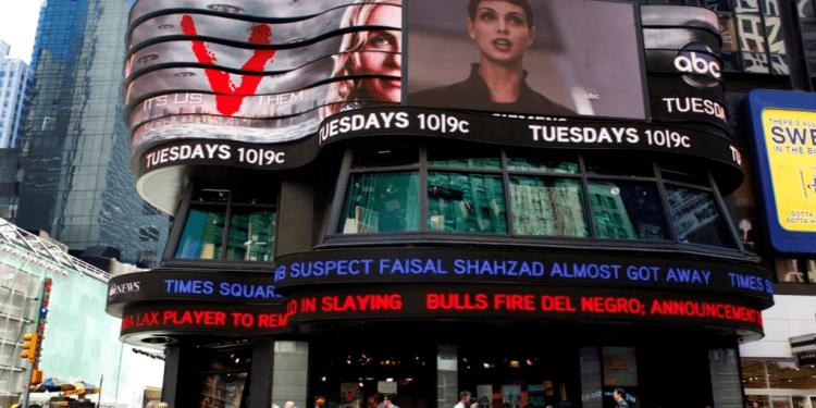 ARCHIVO - Visitantes a Times Square en Nueva York pasan bajo el teletipo de noticias de ABC que anuncia el arresto del presunto atacante de Times Square el martes 4 de mayo de 2010 en Times Square de Nueva York. (Foto AP/Mary Altaffer)