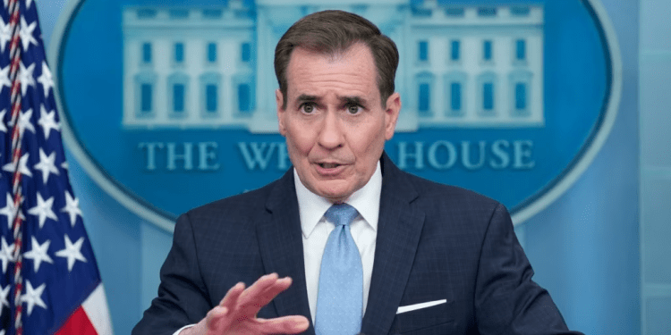 El coordinador de comunicaciones estratégicas del Consejo de Seguridad Nacional, John Kirby, habla durante la sesión informativa diaria en la Casa Blanca en Washington, el 25 de enero de 2023.