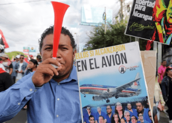 Un manifestante sostiene un cartel con un mensaje que dice en español; “Caben todos en el avión”, refiriéndose a los presos del gobierno del presidente Daniel Ortega que fueron liberados, despojados de su ciudadanía y trasladados a Estados Unidos.