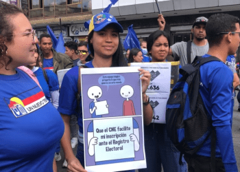 Jóvenes venezolanos se manifiestan en Caracas para demandar la creación de nuevos puntos de inscripción de votantes el 12 de febrero de 2023.