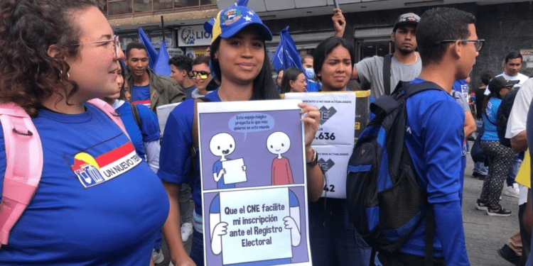 Jóvenes venezolanos se manifiestan en Caracas para demandar la creación de nuevos puntos de inscripción de votantes el 12 de febrero de 2023.