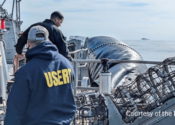 Agentes del FBI procesan residuos del globo chino derribado sobre el océano Atlántico cerca de las costas de Carolina del Sur el 5 de febrero de 2023.