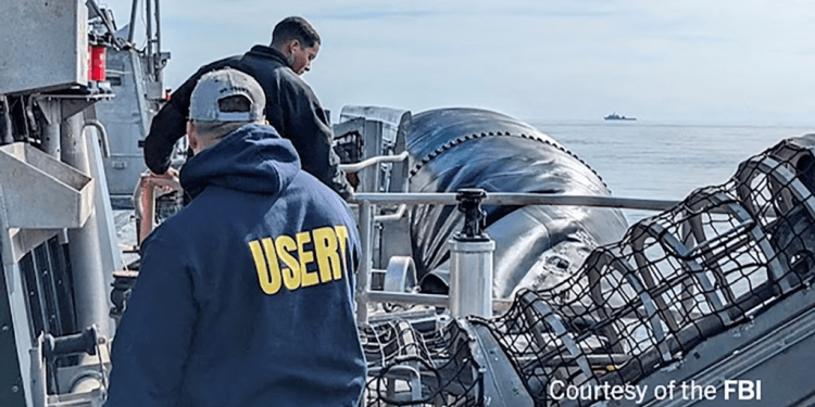 Agentes del FBI procesan residuos del globo chino derribado sobre el océano Atlántico cerca de las costas de Carolina del Sur el 5 de febrero de 2023.