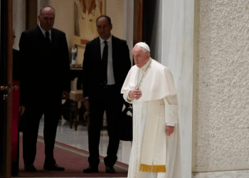 El papa Francisco entra al salón Pablo VI para su audiencia general semanal, en el Vaticano, el 27 de octubre de 2021. (AP Foto/Gregorio Borgia)