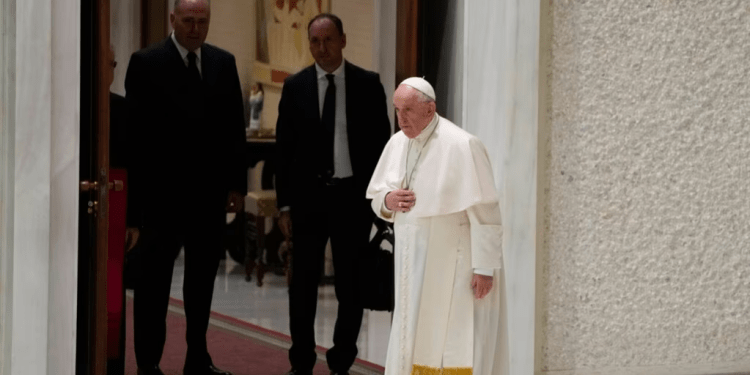 El papa Francisco entra al salón Pablo VI para su audiencia general semanal, en el Vaticano, el 27 de octubre de 2021. (AP Foto/Gregorio Borgia)