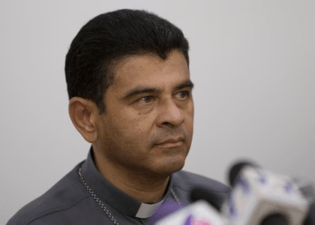ARCHIVO - Monseñor Rolando Álvarez, obispo de Matagalpa, asiste a una conferencia de prensa sobre el acuerdo de la Iglesia Católica para actuar como "mediador y testigo" en un diálogo nacional entre miembros de la sociedad civil y el gobierno, en Managua, en mayo de 2018.
