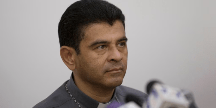 ARCHIVO - Monseñor Rolando Álvarez, obispo de Matagalpa, asiste a una conferencia de prensa sobre el acuerdo de la Iglesia Católica para actuar como "mediador y testigo" en un diálogo nacional entre miembros de la sociedad civil y el gobierno, en Managua, en mayo de 2018.