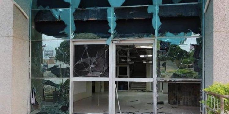 Zulia: Lanzan granada contra clinica Paraíso en Maracaibo, causando destrozos