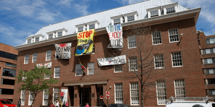 Edificio que ha servido de sede a la embajada venezolana en Washington, EEUU, el miércoles 24 de abril de 2019.