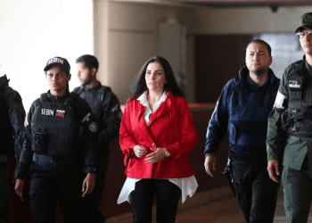 La exsenadora de Colombia Aída Merlano es escoltada por las fuerzas de seguridad antes de una audiencia en un tribunal en Caracas, Venezuela, el 6 de febrero de 2020.